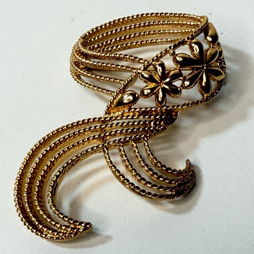 Monet Gold Tone Swirl‎ Ribbon Flower Brooch Vintage Textured Floral Pin